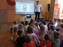 Przedszkolaki słuchają wypowiedzi pani o budowie jamy ustnej.