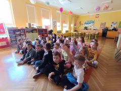 Dzieci aktywnie odpowiadają na pytania.