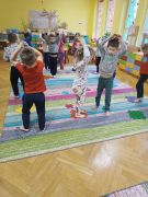 Zajęcia sensoryczne w sali z wykorzystaniem maty. 