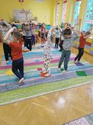 Zajęcia sensoryczne w sali.