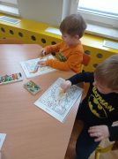 dzieci podczas zajęć przy stoliku.