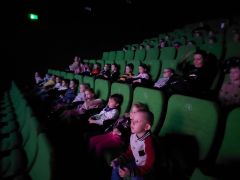 Dzieci podczas seansu