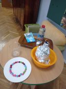 Przybory na stoliku do prowadzenia eksperymentu.