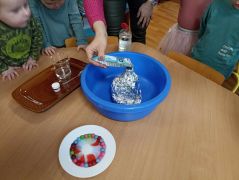 Nauczyciel  wykonuje eksperyment.