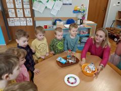 Dzieci wraz z nauczycielem gotowi do zajęć.