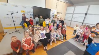 Zdjęcie grupowe z autorką. 