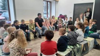 Dzieci siedzą w kole 