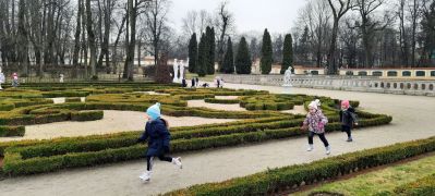 Dzieci szukają oznak wiosny