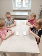 Dzieci wykonują odlew z gipsu