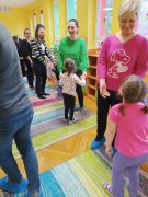 Dzieci z Rodzicami przy wspólnym tańcu.