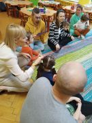 Rodzice czytają list od Zajączka.