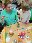 Chłopiec z mamą wykonują stroik.