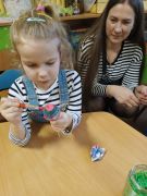 Dziewczynka maluje jajko do stroika.