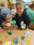 Chłopiec z wykonanym stroikiem.