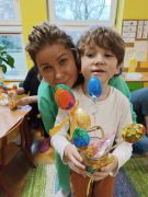 Mama z synem oraz wykonanym stroikiem.