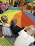 Dzieci z chusta animacyjną.