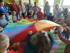 Zabawa przy wykorzystaniu chusty animacyjnej