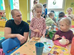 Dzieci przygotowują ozdoby z rodzicami