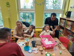 Dzieci przygotowują ozdoby z rodzicami
