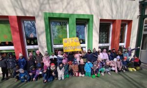 6-latki z transparentem Witaj Wiosno