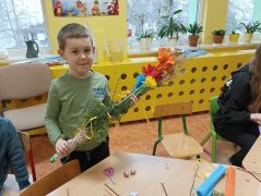 Chłopiec i jego własnoręcznie zrobiona palma.