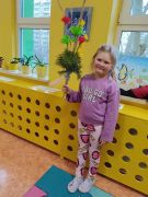 Dziewczynka i jej własnoręcznie zrobiona palma.