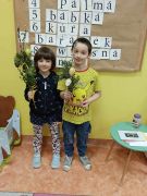 Dzieci z własnoręcznie zrobionymi palmami wielkanocnymi.