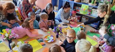 Dzieci wraz z rodzicami wykonują prace plastyczne 