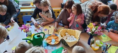 Dzieci w trakcie występu artystycznego
