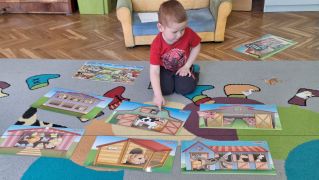 chłopiec siedzi na dywanie