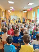 Dzieci słuchają audycji muzycznej.