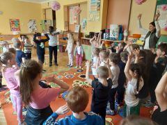 Dzieci tańczą i śpiewają w języku suahili 