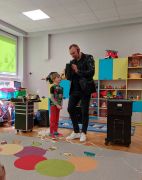 Magik wykonuje sztuczki