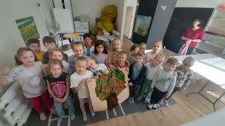 Dzieci prezentują pracę plastyczną 