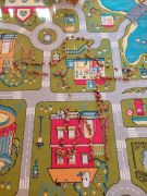 Wzór chłopca ułożony z żołędzi i kasztanów