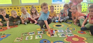 Chłopiec pokazuje obrazek z kasztanami