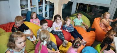 Dzieci słuchają opowiadania