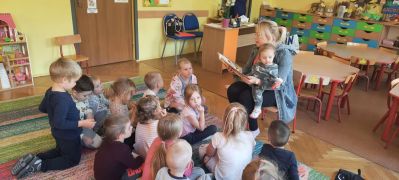 Mama czyta dzieciom bajkę