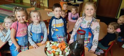 Dzieci przygotowują świeżo wyciskany sok