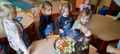 Dzieci przygotowują świeżo wyciskany sok