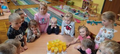 Dzieci przygotowują świeżo wyciskany sok
