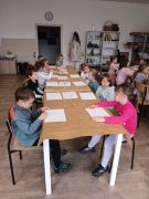 Dzieci wykonują pracę plastyczną 