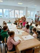Dzieci wykonują pracę plastyczną 