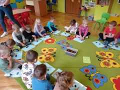 Dzieci liczą kasztany 