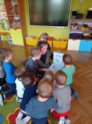 Mama Filipa czyta dzieciom bajkę 