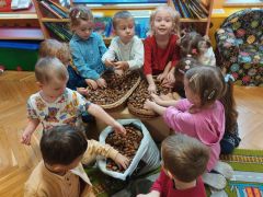 Dzieci prezentują zebrane żołędzie