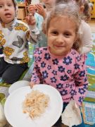 Dziewczynka prezentuje kapustę kiszoną 