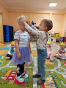 Chłopiec wręcza koronę dziewczynce