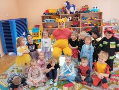 Grupowe zdjęcie z Kubusiem Puchatkiem