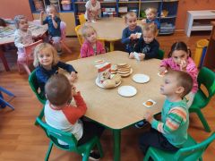 Dzieci uczestniczą w zajęciach na temat chleba